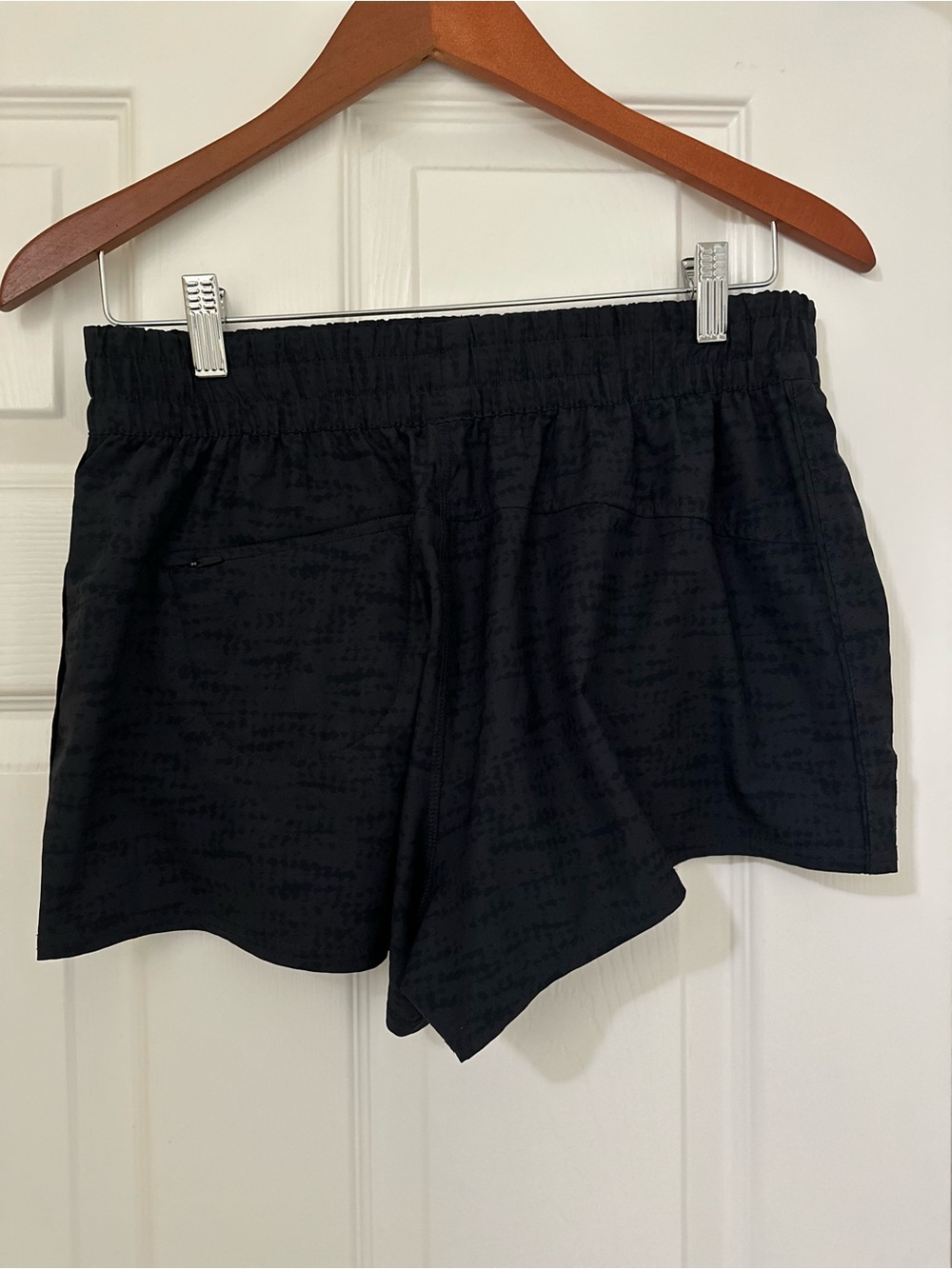 Preloved Vuori Sz M Dash Shorts Black Camo Textured $58 MSRP - Picture 3 of 6